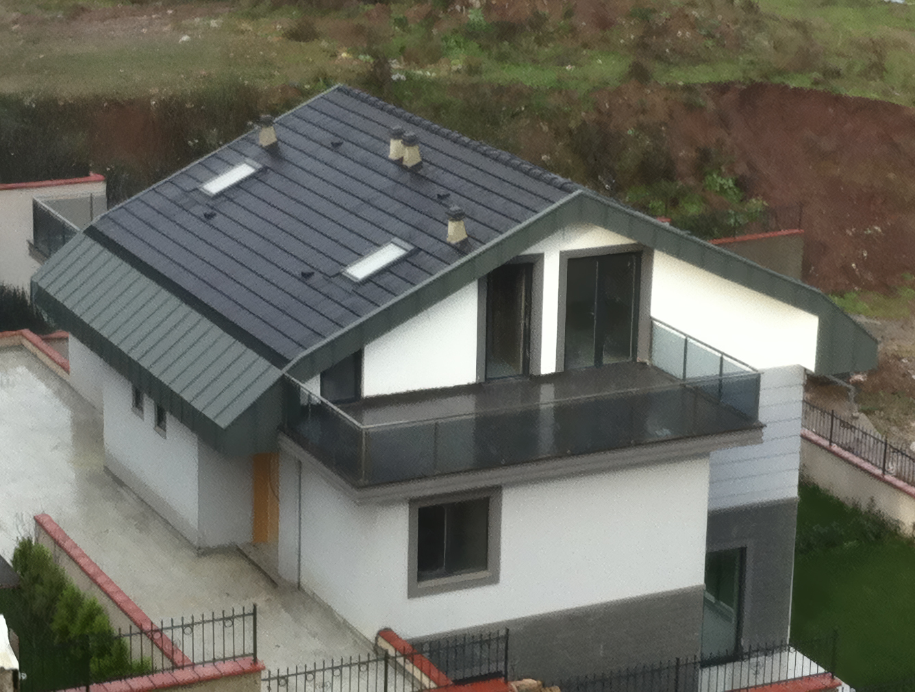 Kiremit Çatılı Ev Görseli